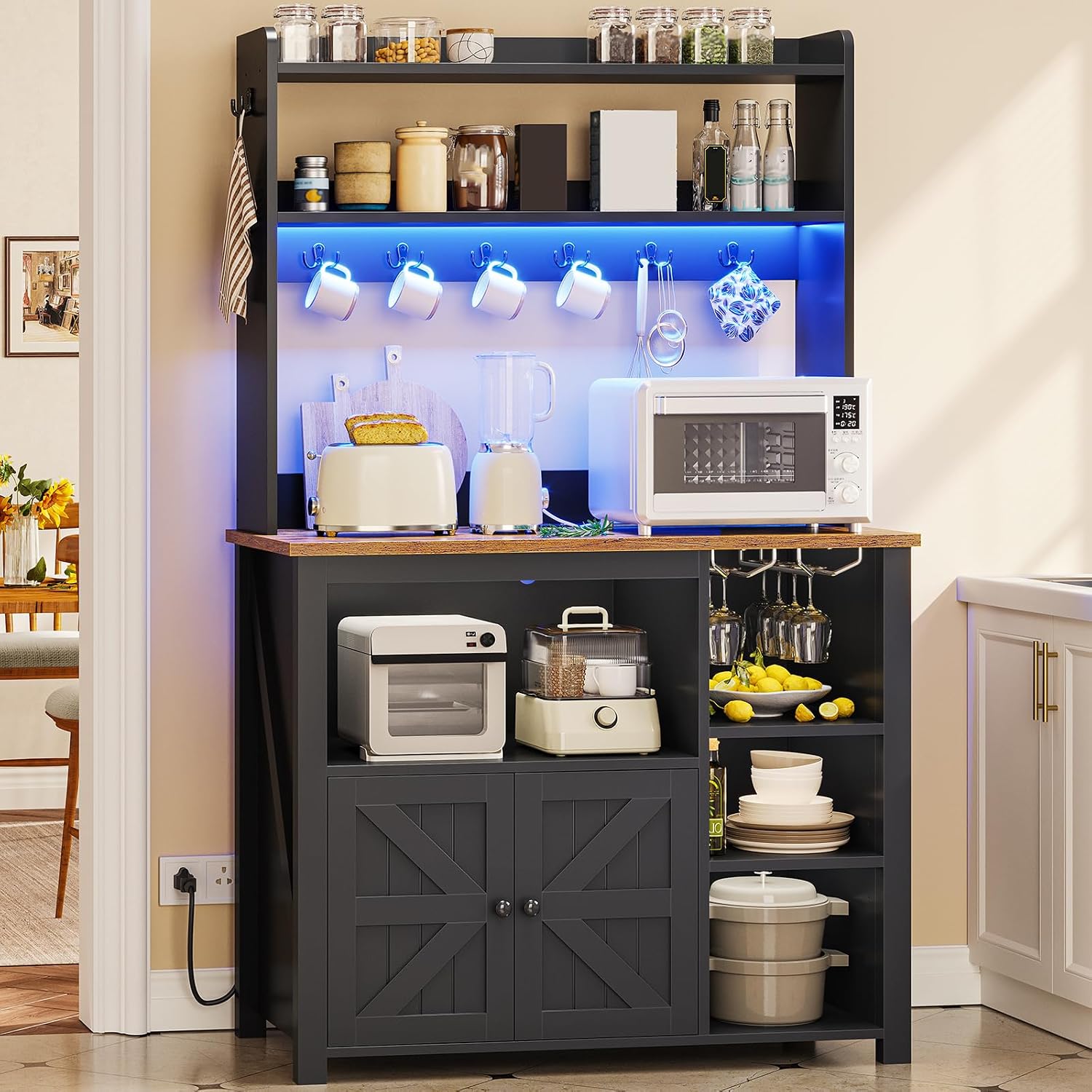 Kitchen Baker - 35.4インチのコーヒーバーキャビネット、電源コンセントと収納付きベーカーズラック、ファームハウス風電子レンジスタンドキッチンキャビネット、カスタマイズ可能