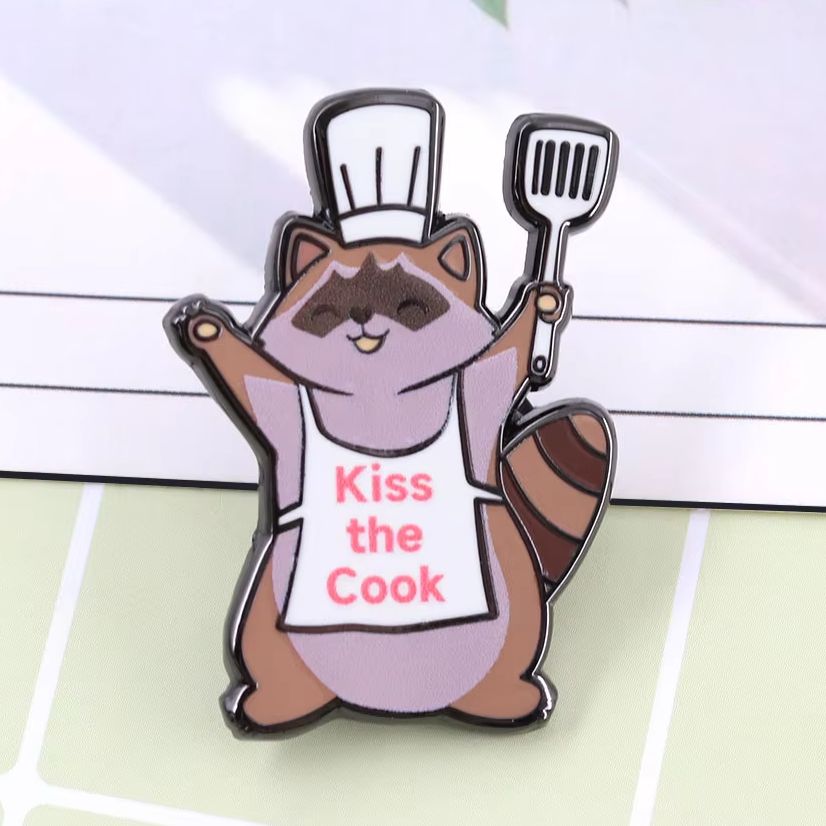 Kitchen Baker - 面白いアライグマのエナメルピン「料理人にキスを」シェフアライグマのブローチ、かわいい動物のベーカーバッジ、クリエイティブなキッチンジュエリー、ラペルピン